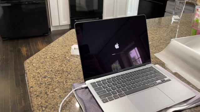 Katie and Brennan Shop for A New College COMPUTER | MacBook Air Unboxing смотреть онлайн