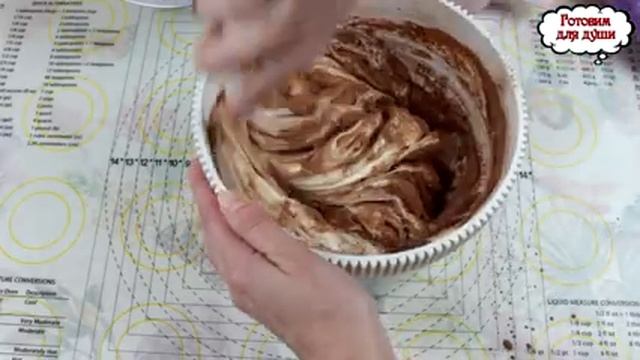 Влажный и пористый бисквит для торта. Простой и доступный рецепт! смотреть онлайн