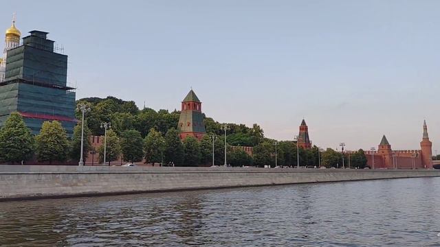 Вид на Московский Кремль с акватории Москва-реки смотреть онлайн