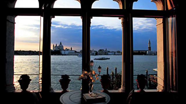 Vivaldi - Concerto for Piccolo and Strings in C Major RV 443 (1/3) смотреть онлайн