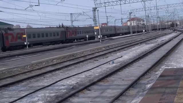 Прибытие пассажирского поезда Новокузнецк-Москва на железнодорожный вокзал города Омска. смотреть онлайн