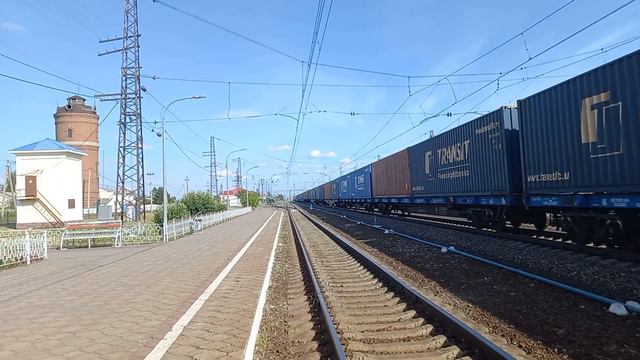 2ЭС6-477 мчится по станции Любинская с контейнерным грузовым поездом. смотреть онлайн