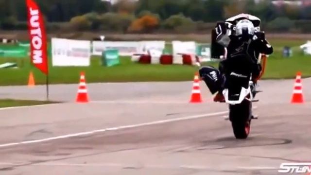 МОТО ФРИСТАЙЛ!!! ТРЮКИ НА МОТОЦИКЛАХ!!! КЛАСС!!! смотреть онлайн