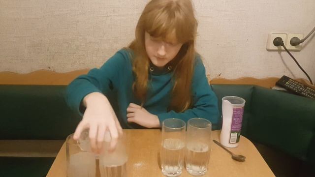 ОПЫТЫ С ВОДОЙ. РАСТВОРЯЕМ СОЛЬ И САХАР В ВОДЕ. ДОМАШНЕЕ ЗАДАНИЕ смотреть онлайн