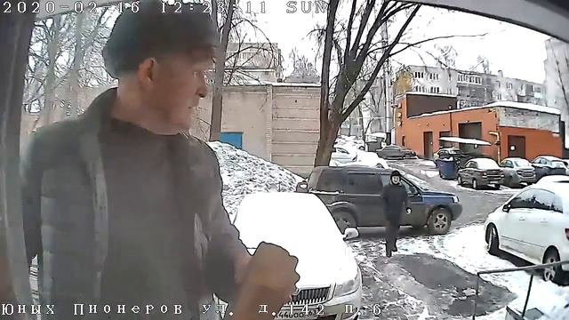 мужик бьет домофон кирпичом на протяжении 2 минут 37 секунд