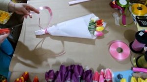 Упаковка тюльпанов на 8 марта. Букет из тюльпанов своими руками. Простая и быстрая упаковка.
