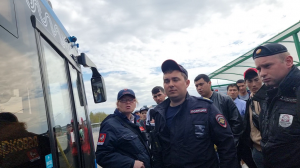 Беспредел контролёров ГКУ и водителей в автобусе МЦ1 у миграционного центра в присутствии полиции