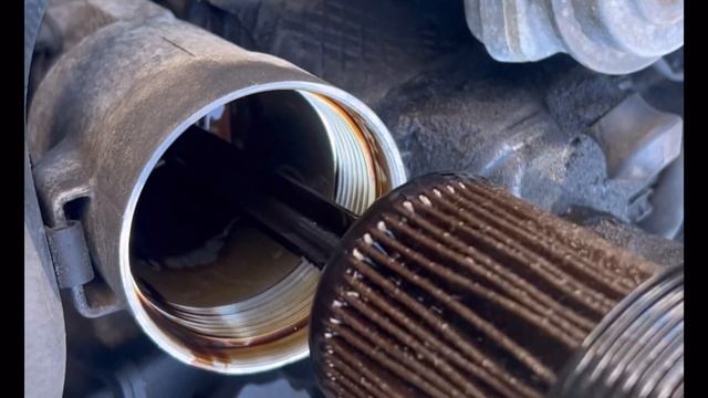 Changing oil on my car Mercedes w210 approaching 140,000 miles (diy) смотреть онлайн