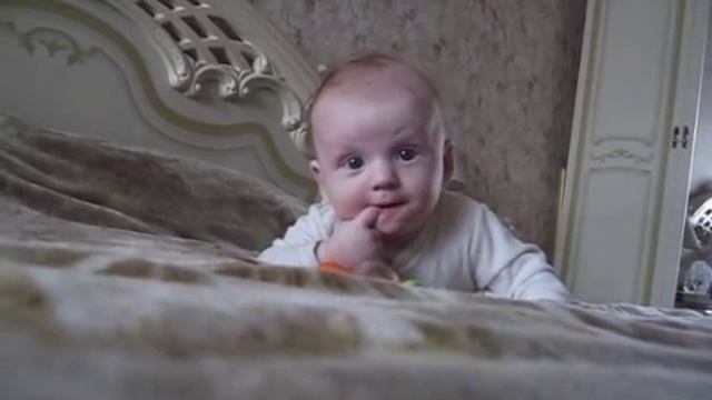 малыш улыбается смотреть онлайн
