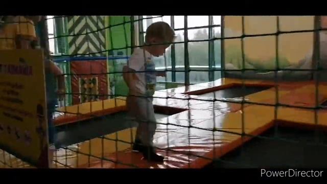 Эм и Стася в игровой комнате с мамами. Горки, батуты, качели/Games room, swing, trampoline, slides смотреть онлайн