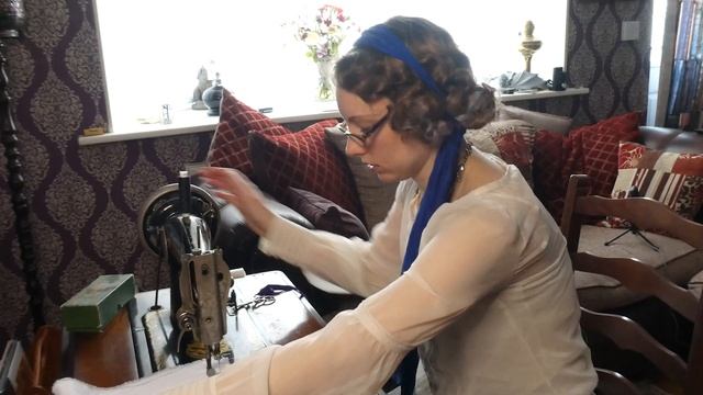 Using A Vintage Singer TREADLE SEWING MACHINE For The First Time, That's 100 Years Old! смотреть онлайн