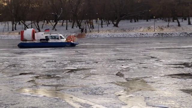 Москва. По замершему пруду, спасатели гоняют. смотреть онлайн
