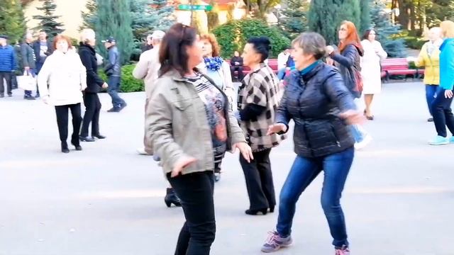 Ти ж мене пiдманула Танцы в парке Горького Харьков Октябрь 2021 смотреть онлайн