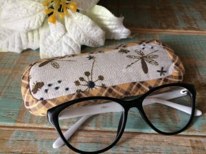 Мягкий чехол для очков из ткани своими руками. Шью текстильный аксессуар полностью вручную