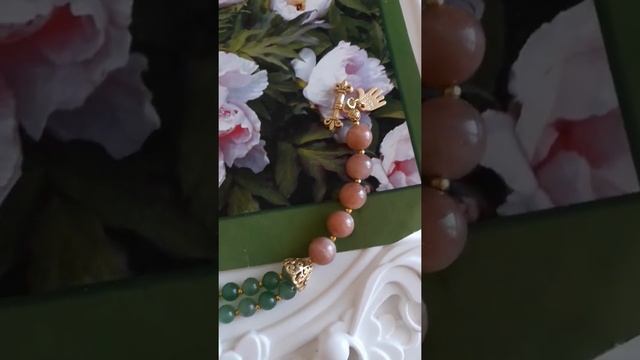 Браслет из натуральных камней авантюрина и розового лунного камня с позолоченными подвесками смотреть онлайн