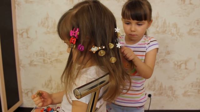 Элина делает прическу своей сестренке Юле смотреть онлайн