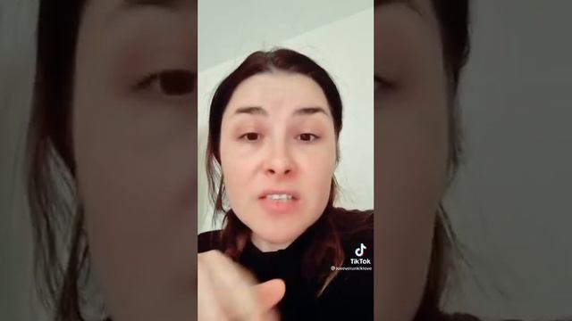 Жительница Молдовы разозлилась на украинских беженцев которые начали качать права в Молдове смотреть онлайн