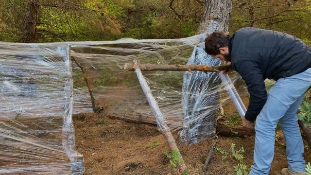 Building A Shelter From The Movie STRETCH   A Night In The Nature At An Inexpensive Shelter (ASMR)