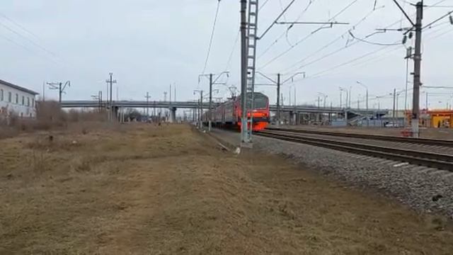 ЭД9Мк-0165 сообщением Минеральные-Воды-Краснодар следует на перегоне Невинномысская-Зеленчук. смотреть онлайн