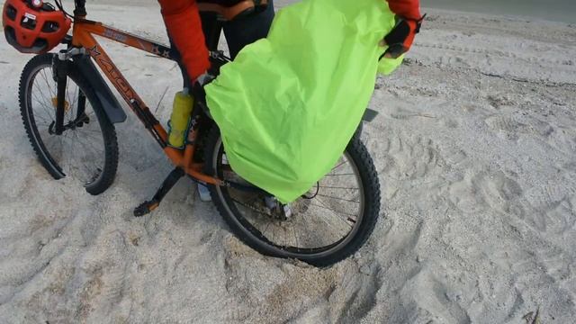 Вместительная сумка WESTBIKING на багажник смотреть онлайн