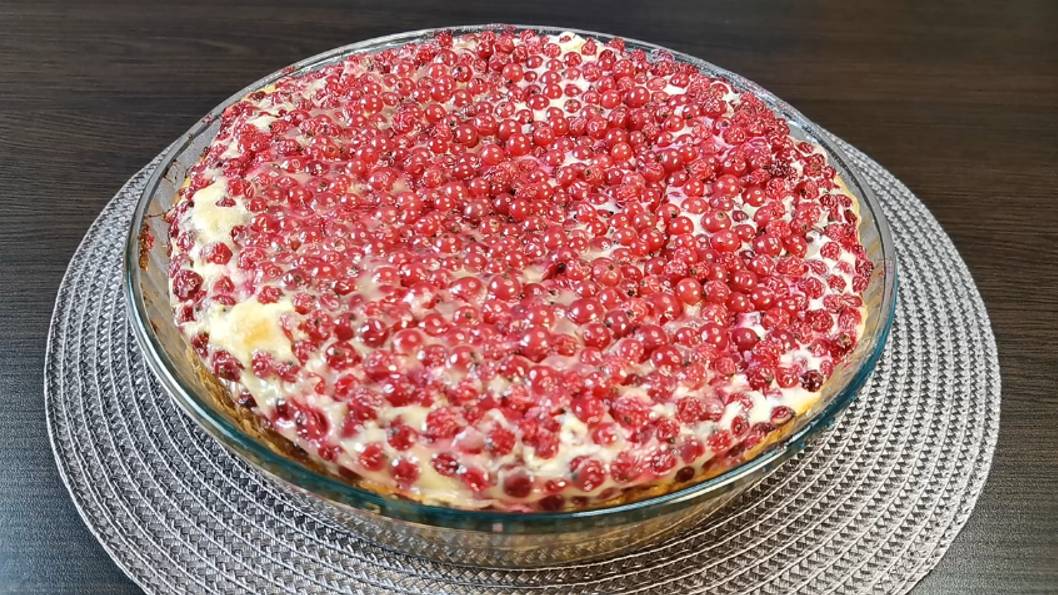 Пирог с красной смородиной, нежный ,сочный с творожной начинкой.Быстро и вкусно. смотреть онлайн