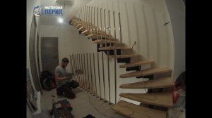 Монтаж перил из нержавеющей стали с деревянным поручнем на модульной лестнице