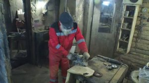 Покрываю воском дубовый слэб, полка с часами.