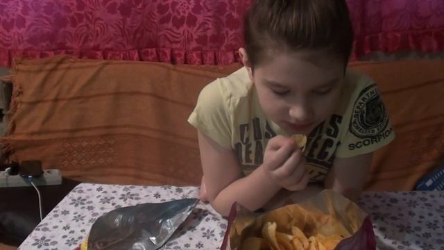 Огромная пачка чипсов Лейс. Слава все съел. смотреть онлайн