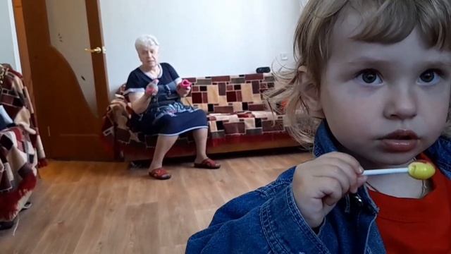 Деревенская жизнь РЕПЕТИРУЕМ С БАБУШКОЙ ДОМА, не снимаем обувь, эхх хорошо у бабы Тани дома. смотреть онлайн