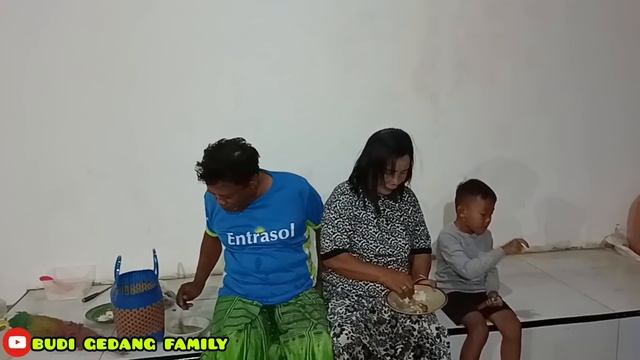 SENANGNYA BISA BERBAGI MAKAN KE RUMAHNYA MB VIVIN, MAK MI DAN GIMANA REAKSINYA YA...? смотреть онлайн