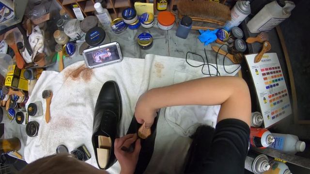 Seabass Shines a Pair of Loake Shoes with Saphir Medaille D'Or смотреть онлайн