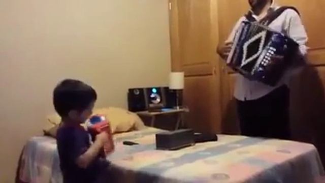 Kirrikin toca el acordeón смотреть онлайн