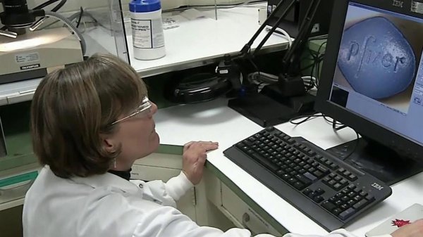 Компания AstraZeneca вынуждена урезать поставки вакцины от коронавируса в ЕС