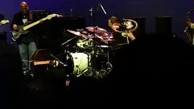Vinnie Colaiuta's drum solo part 1 from "Chick Corea & John McLaughlin - Five Peace Band" смотреть онлайн