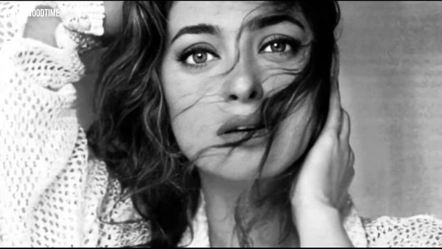 Джухи Чавла: Завоевала корону "Мисс Индия", вышла замуж за миллионера смотреть онлайн