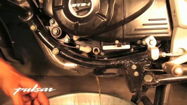 Pulsar Do It Yourself | How To Change The Engine Oil | Bajaj Pulsar смотреть онлайн