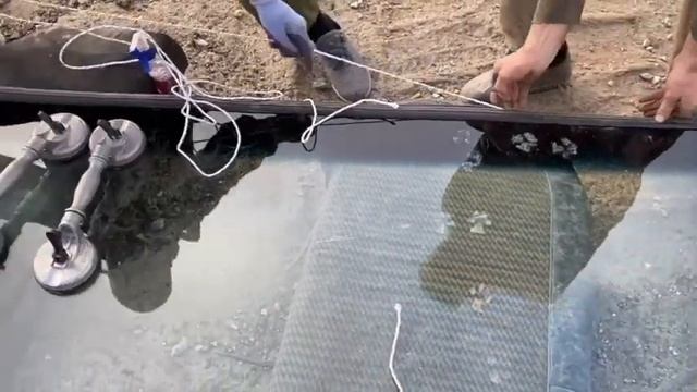 Замена стекла на грузовике под резинку / на примере ТАТРА смотреть онлайн