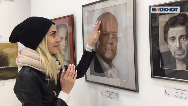 Две блондинки в картинной галерее рассмотрели «апокрифичные» яйца смотреть онлайн