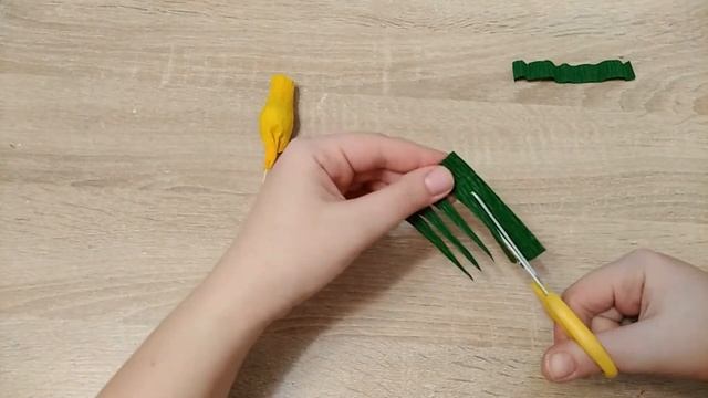 Мастер класс по изготовлению закрытых бутонов роз, цветы из гофрированной бумаги, букеты из конфет смотреть онлайн