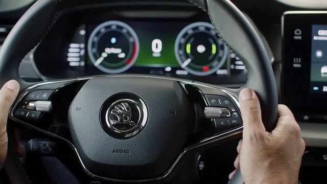 ŠKODA OCTAVIA: How to use Front Assist - Turning Assist смотреть онлайн