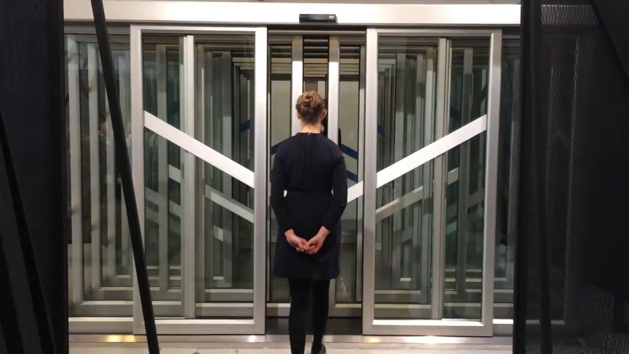 Dancing with Automatic doors at Dutch Design week 2 смотреть онлайн