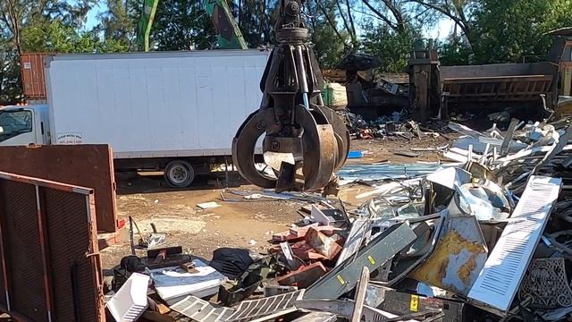 shredding scrap metal and loading a 100 yard truck in king brother recycling смотреть онлайн
