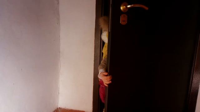 Ангелина приехала в деревню и и играет в настольную игру.