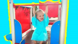 Анна Мария играет на детской площадке в Италии