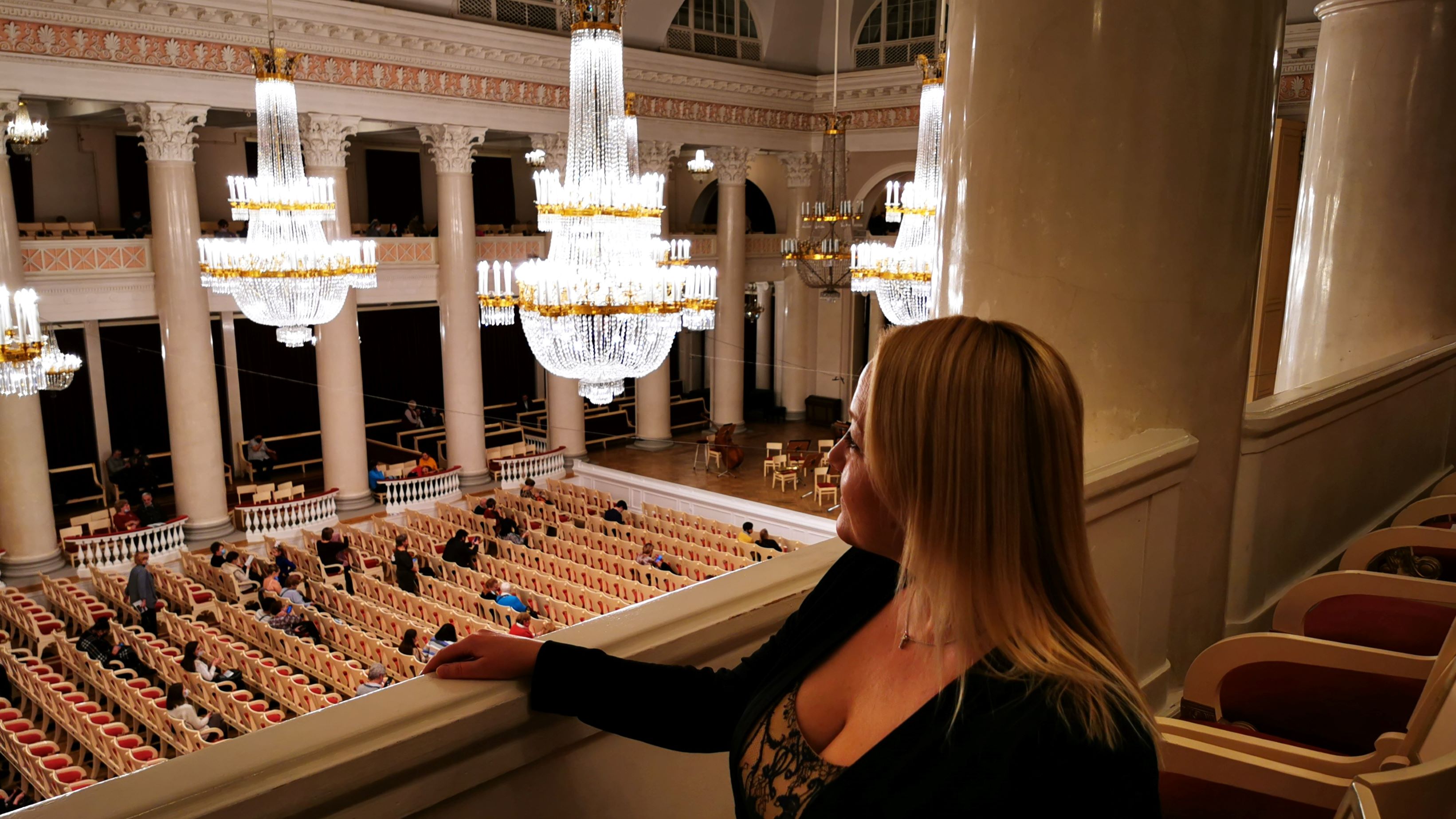 Молодой дирижер виртуозно справляется не только с оркестром, но и со зрителями. Марш Радецкого смотреть онлайн