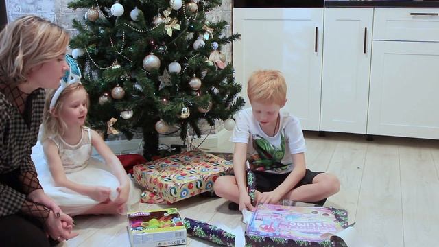 Подарки от Деда Мороза. Что нашли Амелья и Даня под елкой? Дети показывают свои подарки. смотреть онлайн