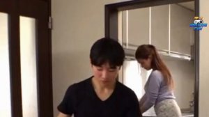 Bermain bersama ibu tiri di ranjang