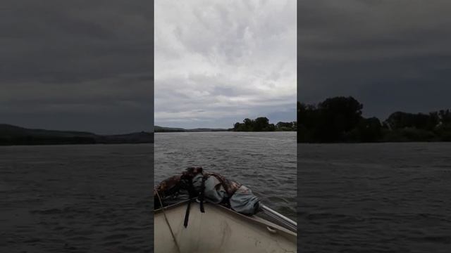 Здорово плыть по полноводному Енисею, особенно если ты это плавание совершаешь впервые. смотреть онлайн