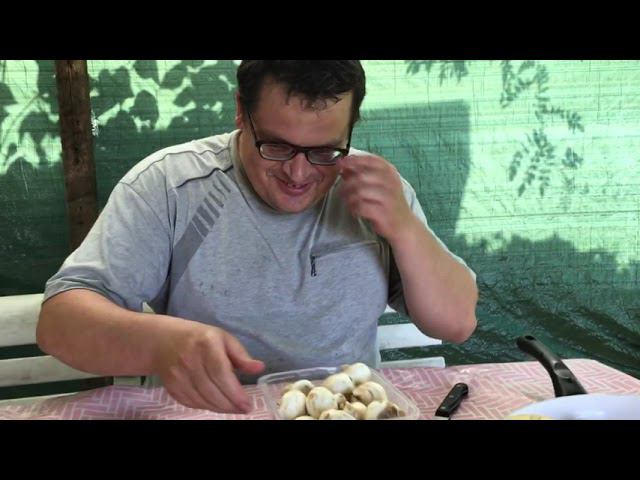 Работа и посиделки на даче, пришёл брат с семьёй, нашествие улиток. смотреть онлайн
