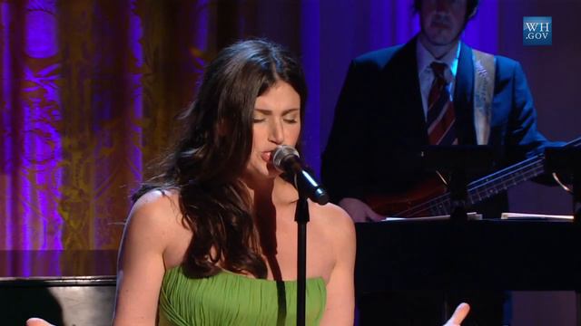 Idina Menzel Performs 'Defying Gravity' at the White House (2010) смотреть онлайн